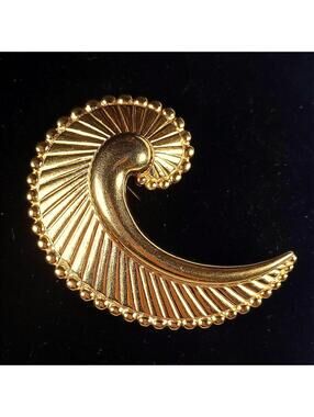 Elegant Vintage Monet gold tone swirl brooch